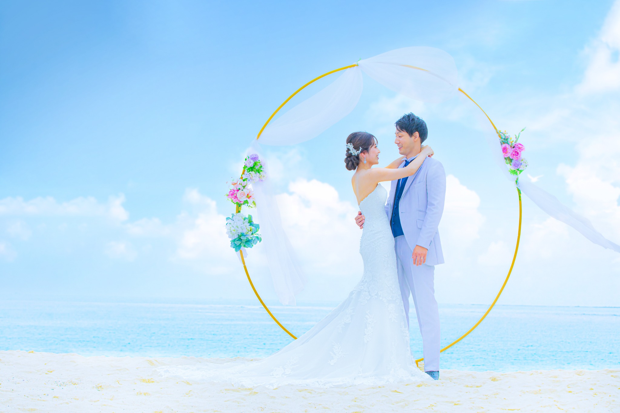 白良浜の青空の下で微笑み合う新郎新婦